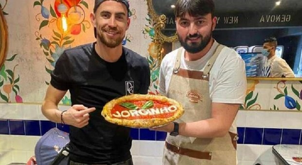 Jorginho, dopo il flop con l'Italia si consola con la pizza da Sorbillo