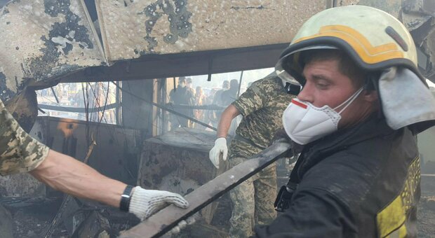 Ucraina, le storie dei sopravvisuti nel centro commerciale bombardato: «È stato l'inferno»
