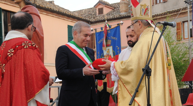 La consegna delle chiavi della città tra il sindaco e il vescovo