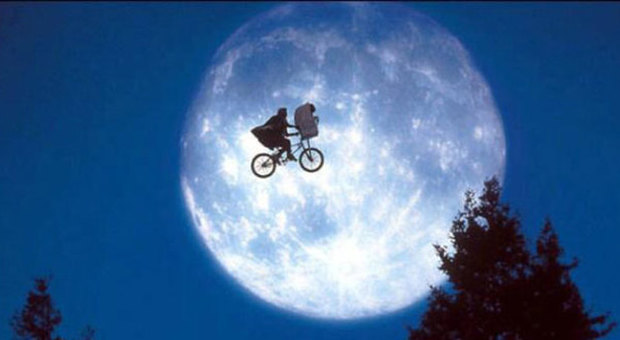 Un fermo immagine della luna dal film E.T.
