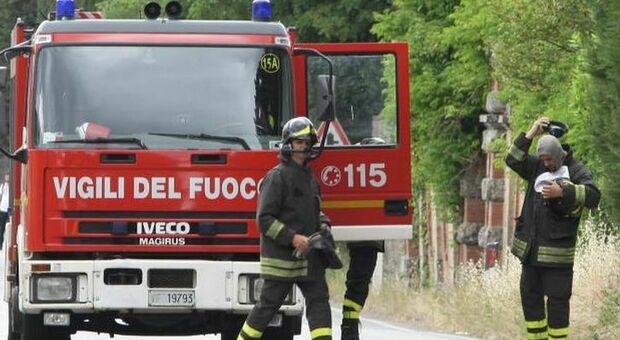 Incendio nel capannone vicino alla stazione di Bari: vigili del fuoco a lavoro