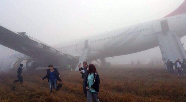 Aereo Turkish Airlines fuori pista a Kathmandu: esplode la ruota, atterra sull'erba