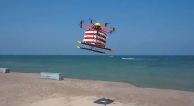 Pericolo in mare? Ecco il drone-bagnino che lancia il salvagente e recupera il bagnante