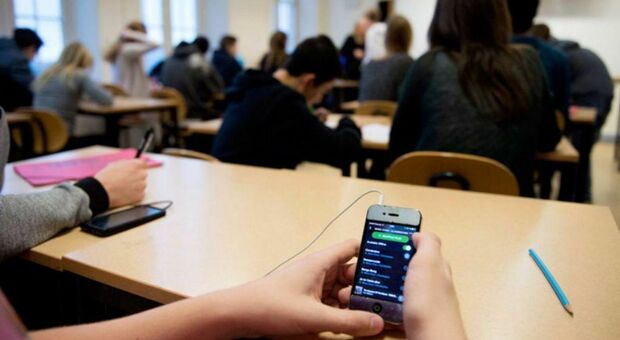 Scuola, cellulari in classe: «Via gli smartphone durante le lezioni»