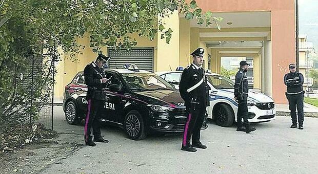 Carabinieri davanti al condominio di Fisciano