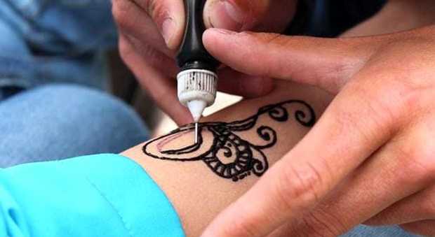Tatuaggi all'henné, il monito dell'Aduc: «Possono provocare eczema allergico»
