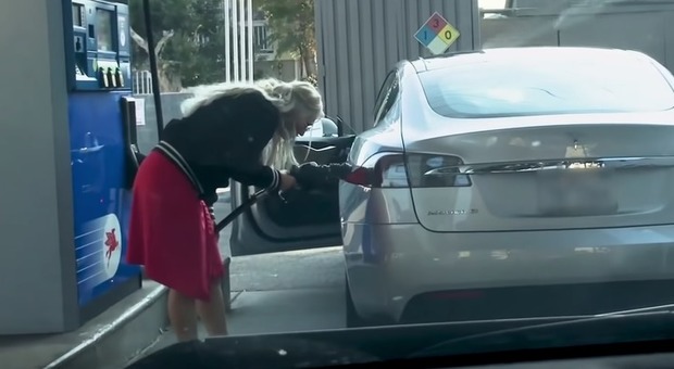 Donna tenta di rifornire la sua auto col gas, ma è una Tesla (elettrica): e il VIDEO diventa uno show