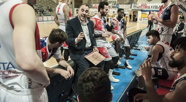 Coach Vettese della Virtus Cassino con i giocatori