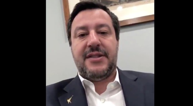 «Salvini fascista sei il primo della lista»: il vicepremier denuncia le minacce ricevute «dai comunisti dei centri sociali»
