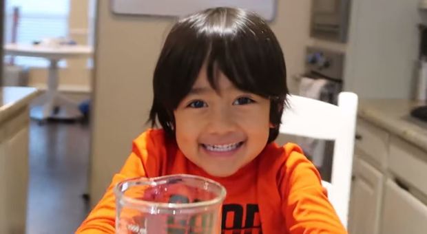 La star di Youtube più pagata è un ragazzino di 8 anni che testa giocattoli