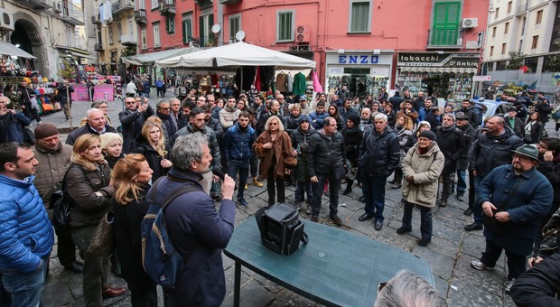 Napoli, la rivolta della Pignasecca: cittadini e istituzioni in piazza contro la camorra