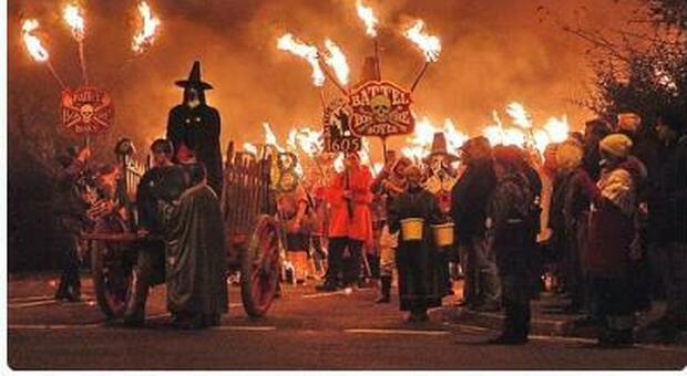 Guy Fawkes Night, la notte dei falò si avvicina, ma il Governo minaccia multe pesanti eimpone limitazioni a "botti". Bonfire Night, la storia