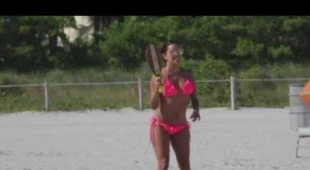 Eva Longoria in spiaggia a Miami: cellulite sul lato b