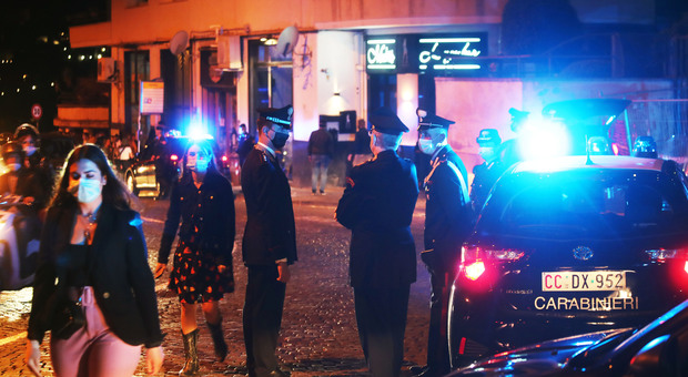 Movida a Napoli, 428 persone fermate dai carabinieri: denunciati quattro parcheggiatori abusivi