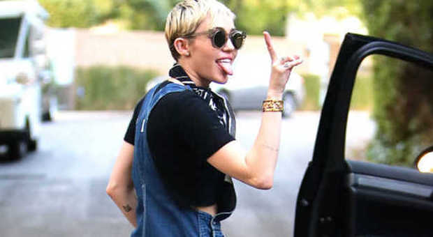 Miley Cyrus, mini sexy salopette per conquistare Schwarzy Jr