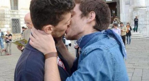 Aggressione omofoba al bar: dopo il bacio, un bicchiere in faccia Caccia a un pugile palestrato
