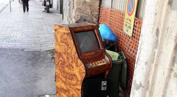 A Pagani è possibile trovare anche i videopoker tra i rifiuti