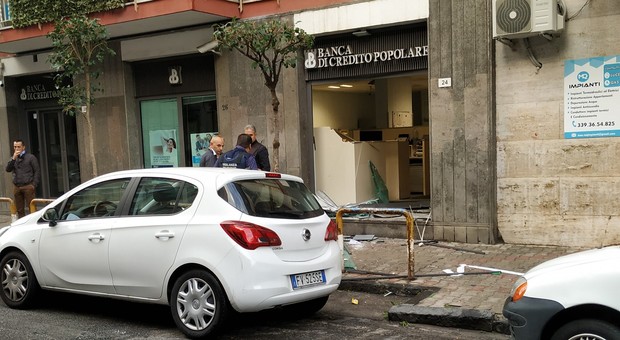 Bomba alla Credito Popolare nel Napoletano, rapinatori in fuga con il bancomat