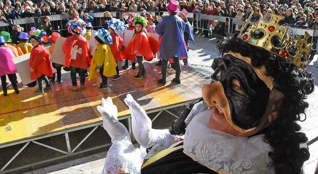Re Carnevale e la sfilata degli studenti inaugurano la kermesse
