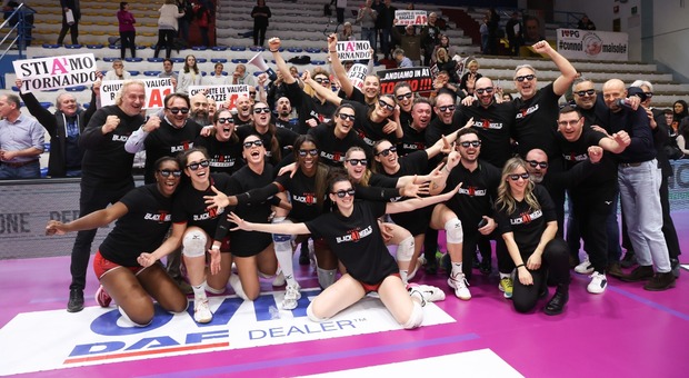 Perugia, la Bartoccini Fortinfissi trionfa a Cremona e torna nell'olimpo del volley. Black Angels promosse in serie A1: «Impresa fantastica»