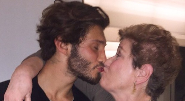 Stefano De Martino e Mara Maionchi si baciano