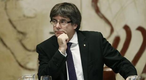 Catalogna, Puigdemont annuncia: «Opposizione democratica, ma lunedì potrebbe essere arrestato