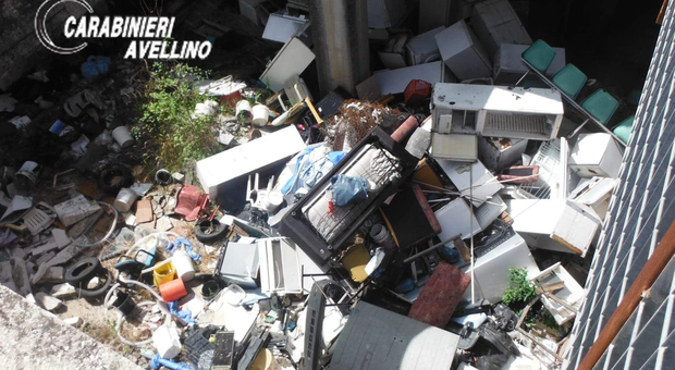 Mille metri cubi di rifiuti speciali stoccati in un immobile comunale