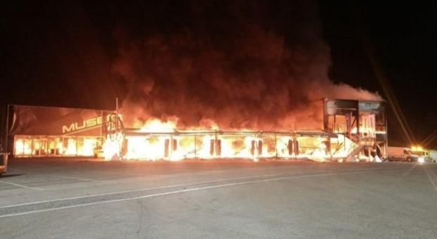 Incendio nel paddock: bruciano le MotoE, slitta il mondiale