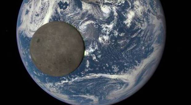 Guarda che Luna: impalla la Terra e mostra il lato oscuro: la spettacolare foto della sonda Dscovr della Nasa
