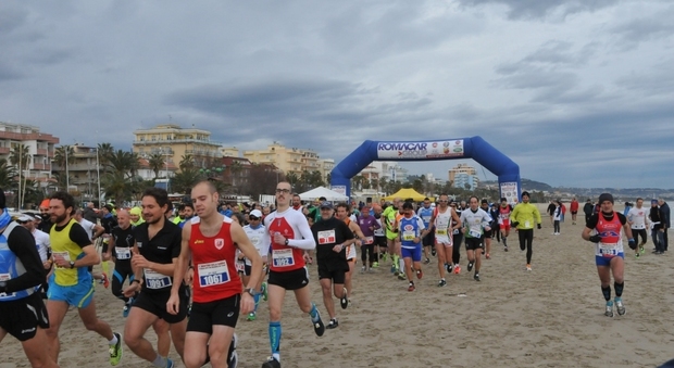 Gli atleti in gara alla Maratona sulla sabbia