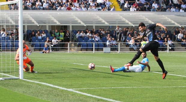 Colpo a vuoto del Napoli a Bergamo: l'Atalanta passa 1-0 con un gol di Petagna