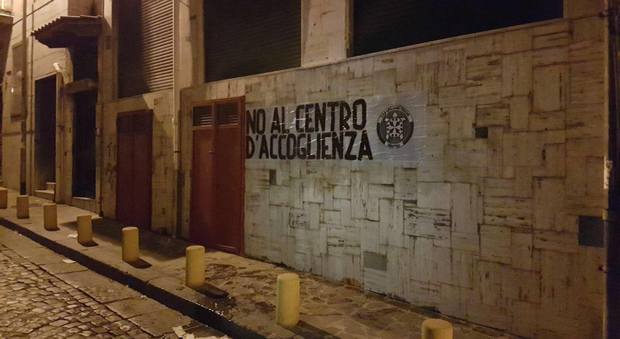 Napoli, il centro per immigrati diventa caso politico: sfida a colpi di manifesti e comunicati stampa