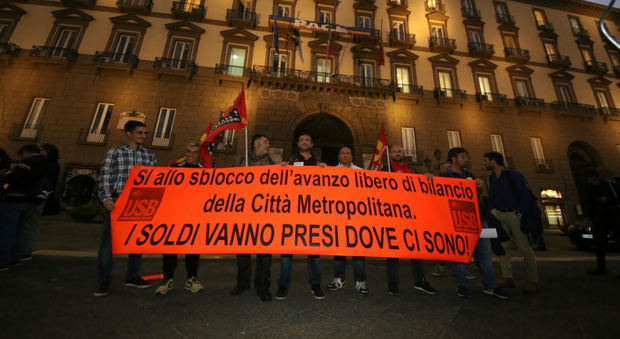 Protesta dei lavoratori Anm davanti al Comune di Napoli
