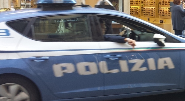 Roma, tre arresti nel centro commerciale: un 42enne rifiuta indossare mascherina e picchia agenti