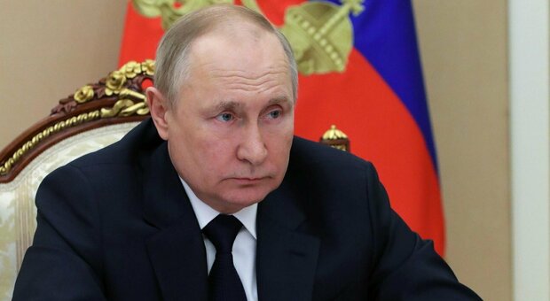 Putin «sempre più irregolare» potrebbe soffrire di «rabbia di roid» da farmaci contro il tumore: il rapporto intelligence