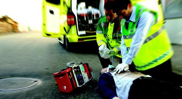 Roma, uomo colpito da infarto all'uscita della palestra salvato con il defibrillatore
