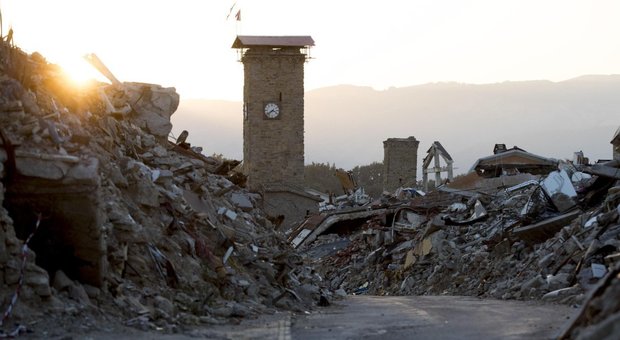 Terremoto un anno dopo: «Il 90% delle casette entro la fine dell'anno», ma è guerra di cifre