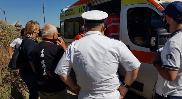 L'ambulanza intervenuta a La Baia assieme alla Capitaneria di porto