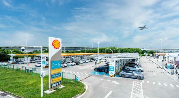Shell ha inaugurato a Shenzhen, in Cina, la sua piu grande stazione di ricarica per veicoli elettrici. Si trova a circa 2,5 chilometri dal terminal dell’aeroporto di Shenzhen e dispone di 258 punti di ricarica rapida pubblici