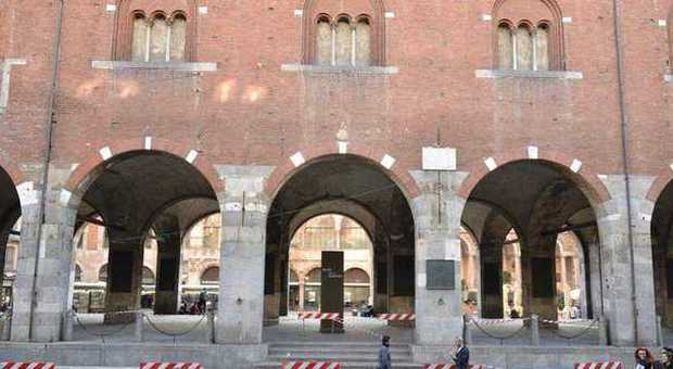 Duomo, maxi-rissa in piazza tra i passanti con lancio di bottiglie e sedie: tre arresti