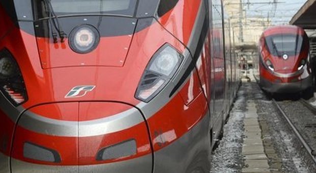 Roma, treni rallentati sulla Roma-Firenze per un incendio doloso