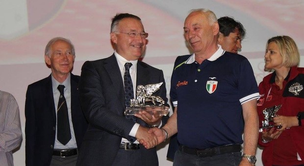 Franco Marchetti, segretario Famila Schio, riceve il riconoscimento al Galà del basket veneto 2016 per lo scudetto vinto il 15 maggio