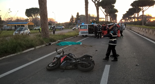 Roma, moto si schianta contro un albero sulla Colombo: morto un 18enne