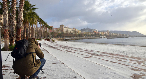 La spiaggia di Salerno ricoperta di neve