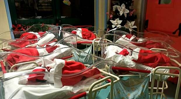 Cassino, neonati vestiti con cappellini e copertine di Natale cuciti dal personale sanitario