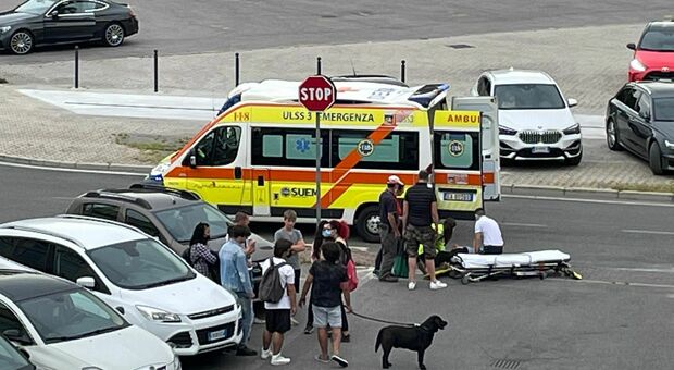 L'ambulanza in piazzetta Unità d'Italia soccorre la donna rimasta ferita