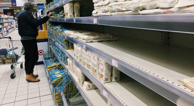 Ucraina, psicosi da guerra nei supermercati di Napoli: «La pasta più economica sta già finendo»