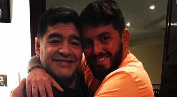 In vacanza con papà, Diego Jr abbraccia Maradona a Dubai