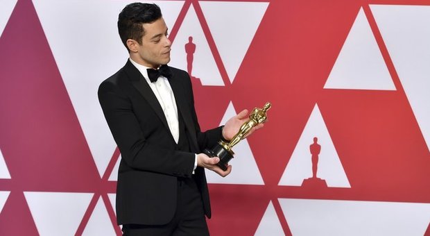 Rami Malek con la statuetta vinta la notte degli Oscar