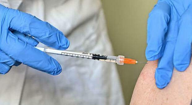 Vaccino anti Covid, come si fa la prenotazione sul sito di Poste Italiane